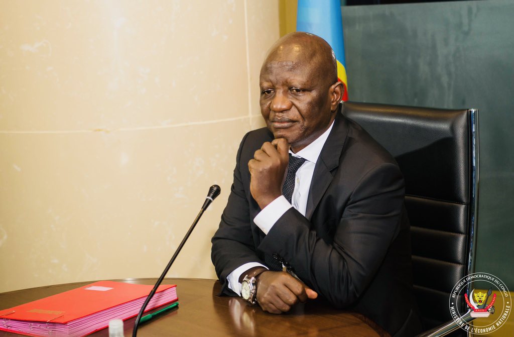 Com_mediasRDC's tweet photo. #RDC Le Ministre d’Economie @JMKalumba vient de clôturer des concertations avec le secteur du transport aérien. Un consensus a été trouvé pour garantir le juste prix du billet d’avion et assurer un meilleur accompagnement à ce secteur. #VersLaBaisse de prix - @PrimatureRDC https://t.co/vN1QuCiusG