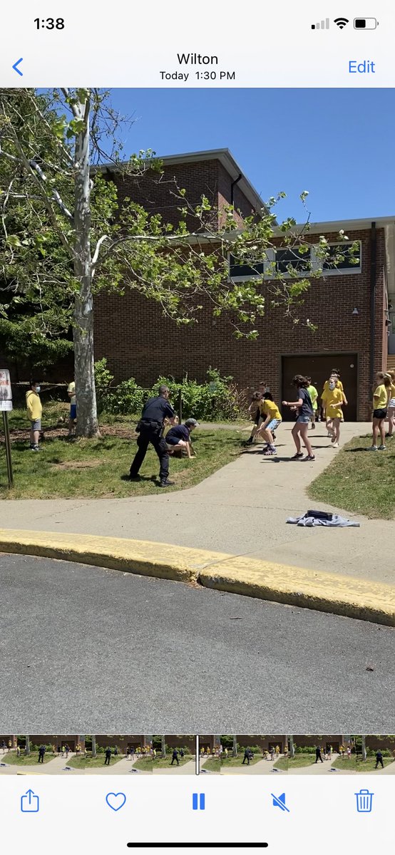 MrsRomond's tweet photo. A huge and special Thank You to Officer Anuszkiewicz of the @WiltonPoliceCT for jumping in and joining our class for a fun game of Wall Ball 🎾 My Ss felt so special 🤩 #WiltonPD #WiltonWayCT #FifthGrade #RecessTreat @WPSCMSocial @DrJenFalcone @WiltonSchools https://t.co/9i0ZzV9M4p