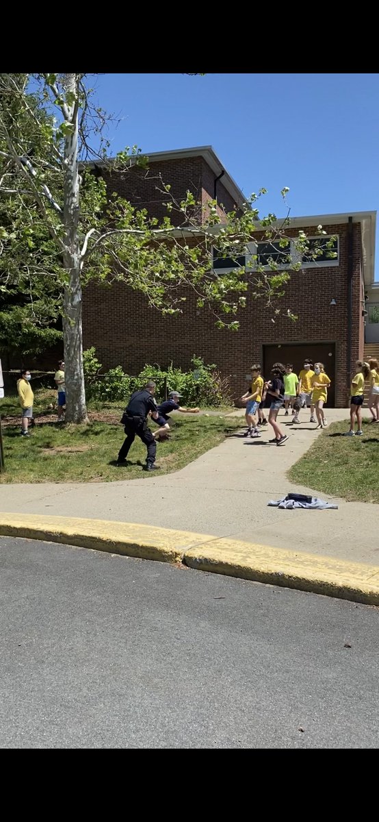 MrsRomond's tweet photo. A huge and special Thank You to Officer Anuszkiewicz of the @WiltonPoliceCT for jumping in and joining our class for a fun game of Wall Ball 🎾 My Ss felt so special 🤩 #WiltonPD #WiltonWayCT #FifthGrade #RecessTreat @WPSCMSocial @DrJenFalcone @WiltonSchools https://t.co/9i0ZzV9M4p