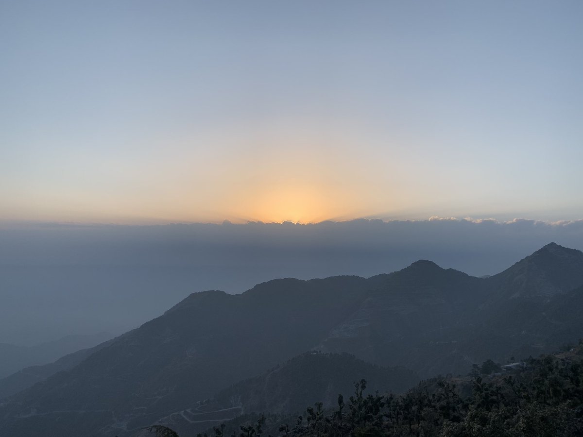uditmahesh's tweet photo. मैं दर्द छुपाए फिरता हूँ, मुस्कुराहटों में दबाए रखता हूँ,
कि किसी शाम यूँ ही ढलते सूरज की रोशनी में गुम हो जाऊँगा ।

बोलो ढूँढने मुझे क्या आओगे तुम?

जो मैं ज़िंदगी को पतंग बना,
घटती साँसों के तूफ़ानों में 
बस यूँ ही उड़ाए फिरता हूँ ।

#Shayari #kavishala https://t.co/6NbtS6iMuw
