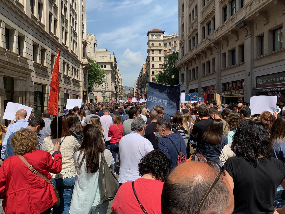 NoBbva's tweet photo. Muchisima gente ayer en BCN! Seguimiento TOTAL de la huelga!  Y cual es la respuesta hoy del BBVA?
NADA! 
Hay que acabar con este #EREBBVA porque es un engaño y solo seria el primero.
Oido Sindicatos?  #NoEreBBVA !!
 @ccoobbva @BBVAUGT @cgtbbva @SEC_COMUNICACIO @SCAT_bbva https://t.co/6ioyLytKAQ