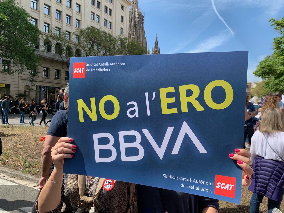 NoBbva's tweet photo. Muchisima gente ayer en BCN! Seguimiento TOTAL de la huelga!  Y cual es la respuesta hoy del BBVA?
NADA! 
Hay que acabar con este #EREBBVA porque es un engaño y solo seria el primero.
Oido Sindicatos?  #NoEreBBVA !!
 @ccoobbva @BBVAUGT @cgtbbva @SEC_COMUNICACIO @SCAT_bbva https://t.co/6ioyLytKAQ