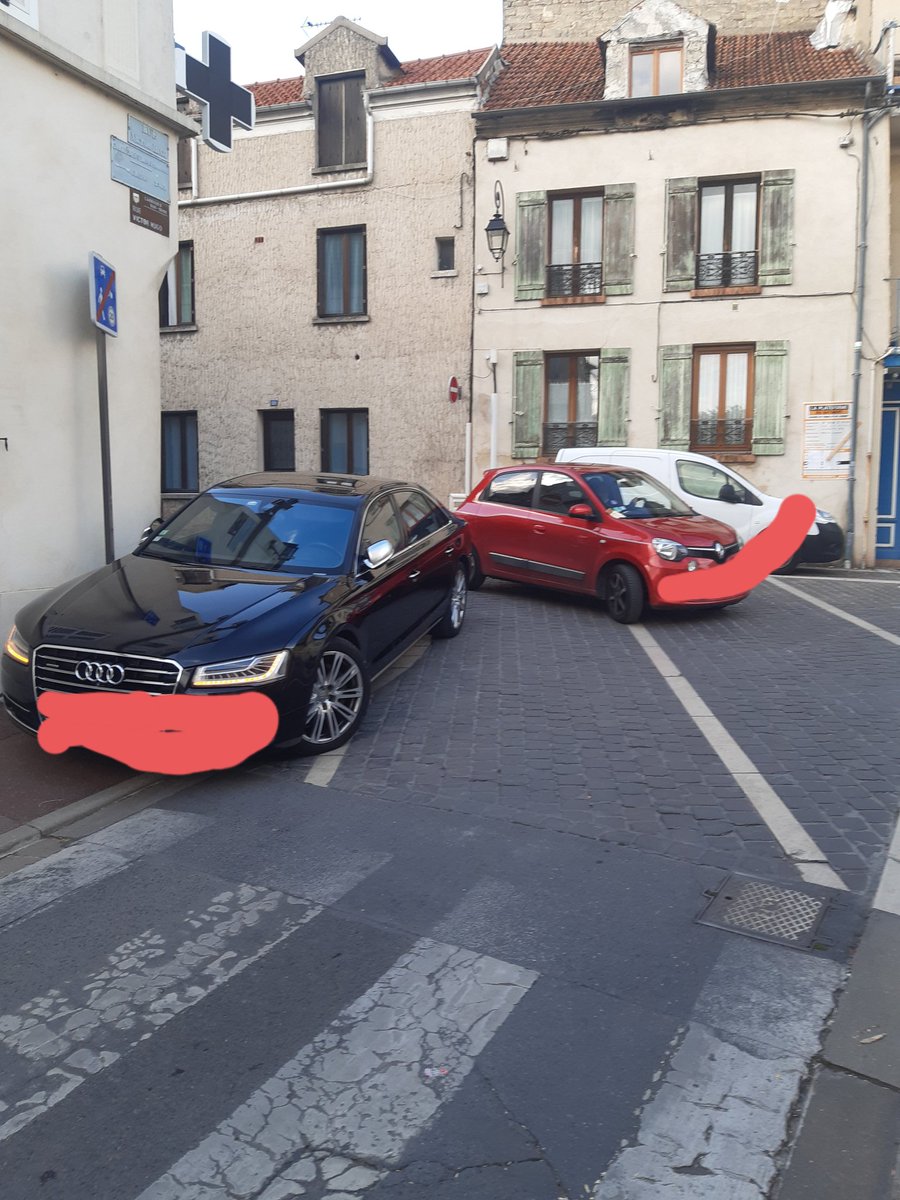 E_Roth's tweet photo. Heureusement que la voiture rouge n'est pas une voiture de pompiers @GCUMchatou #gcum #carrieressurseine #chatou https://t.co/1FoHJptIeC