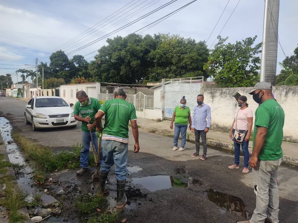 ArturoEje's tweet photo. #27May Gracias a la gestión de nuestra Alcaldesa @johanitakenpo y al gran equipo de #serpumar, hoy se dirigieron a la comunidad del Eje 9 de Arturo Michelena a realizar trabajos de reparación de los distintos botes de agua potable
#VenezuelaPotencia https://t.co/UgLN4f7JGD