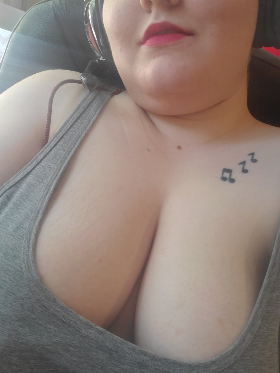 withlovelottie's tweet photo. i'm playing video games with you and send you these pics, wyd? 😘 do you come over? where do you cum? 💦👅 https://t.co/NY6F7RDXO4