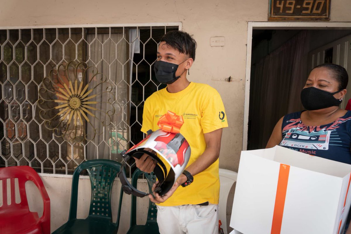 DesEconomicoBAQ's tweet photo. Solidarias 🙌, así son la empresas con sello #Quillainnova 🚀. Hoy, @Cedicolsas le donó un kit de soldadura a Aldair, un joven barranquillero, para que pudiera sacar adelante su negocio y avanzar en su camino como emprendedor 👏🤩. https://t.co/VI6m68dGuJ