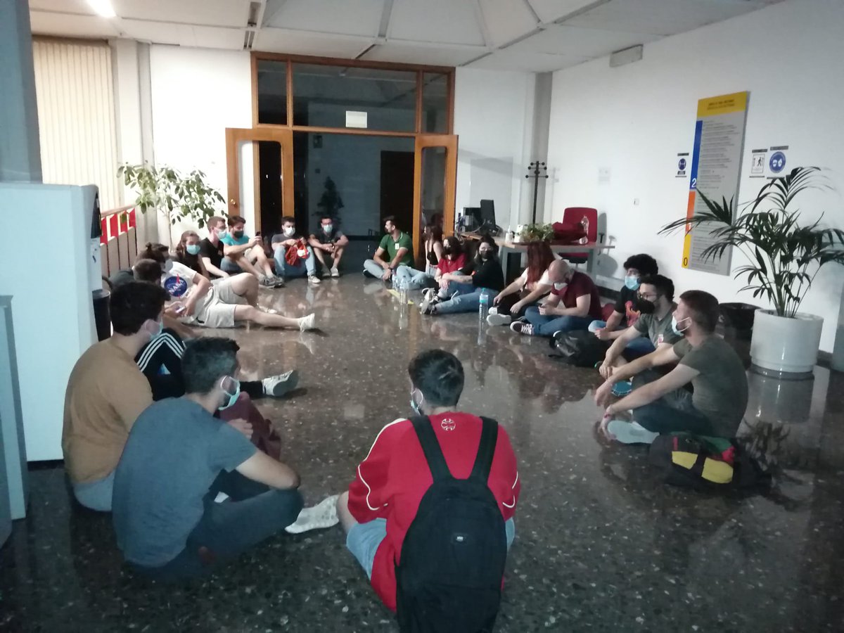 FEU-València (@feuvalencia) on Twitter photo Ens quedem a passar la nit 🔥🔥. Primer tancament en MOLTS ANYS a la <a href="/UPV/">Universitat Politècnica de València</a>.
Bona nit companes ✊ Ens quedem a passar la nit 🔥🔥. Primer tancament en MOLTS ANYS a la <a href="/UPV/">Universitat Politècnica de València</a>.
Bona nit companes ✊