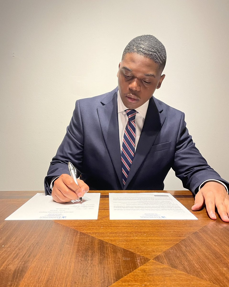 BoltonMyles's tweet photo. I am truly grateful for the opportunity to attend Tennessee State University on a full academic scholarship. Additionally, I want to thank my friends and family who have supported me. Without you none of this would be possible. THANK YOU!! #tsutigers https://t.co/353yq7Uonq