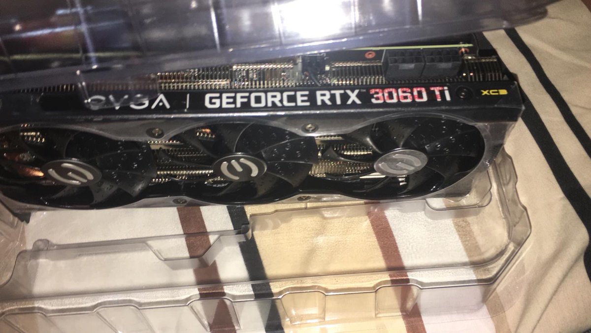 Hei <a href="/TEAMEVGA/">EVGA</a> <a href="/TEAMEVGAUK/">EVGA UK</a> I just received my long awaited RTX 3070 XC3 Ultra but got a card with 3060Ti shroud 🤣 P/N and S/N on card and board and all details from gpu info consistent with 3070. If only you can send me the correct shroud for showing off my card in my case😬
