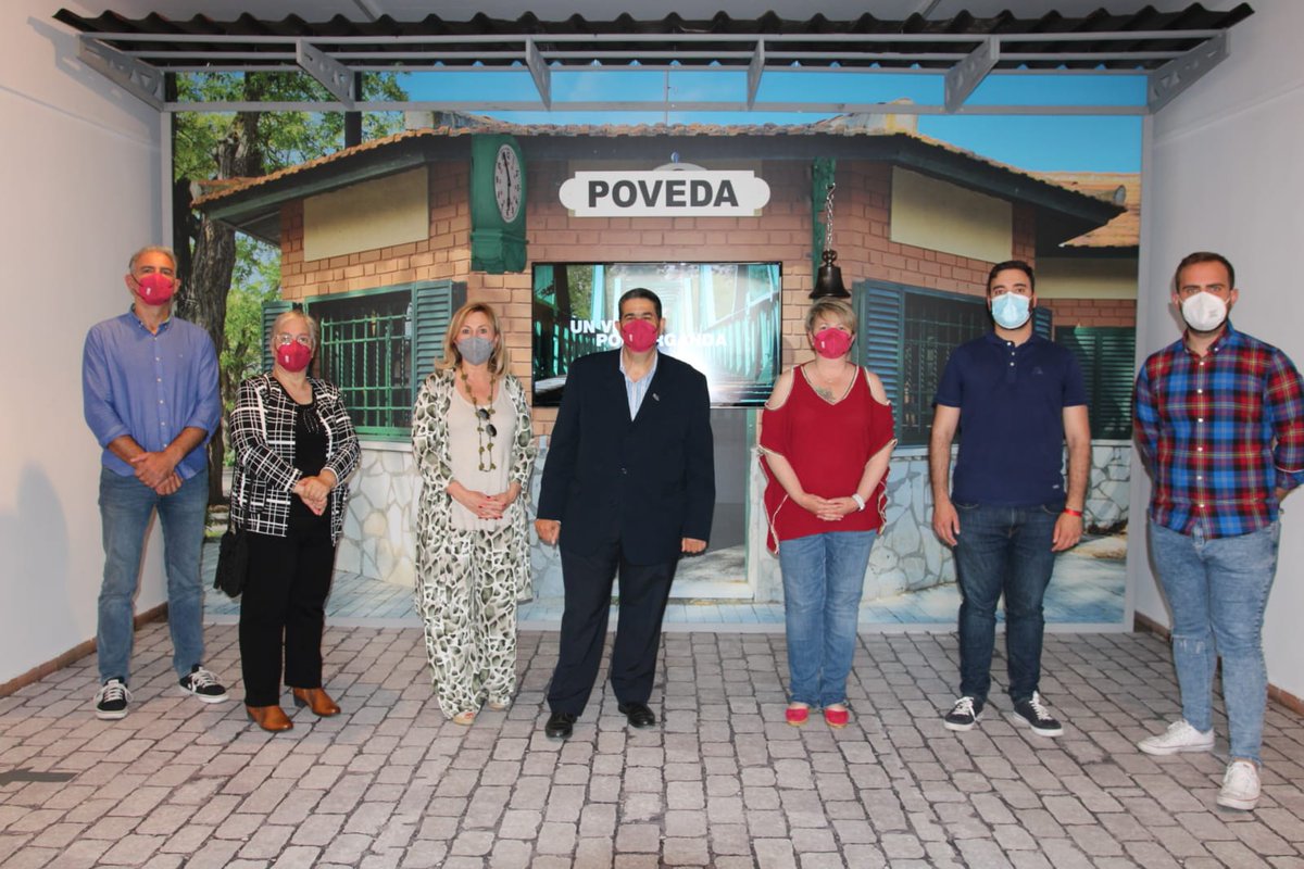 Arganda_Ayto's tweet photo. Esta tarde se ha procedido a la apertura de la exposición “FITUR en #Arganda”, donde se pueden ver hasta el 13 de junio distintos elementos del Museo del Tren cedidos por @CIFVM y una recreación del stand que el Ayuntamiento instaló en FITUR
https://t.co/thysqJ6QDM https://t.co/8KiyF4AA93