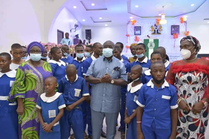 Buchiememanka1's tweet photo. SHOES FOR ABIA KIDS

Governor Okezie Ikpeazu has placed an order for 2500 pairs of school shoes for distribution to some indigent Abia children as part of his Children's Day gift to them. https://t.co/nBgrV1VDEV