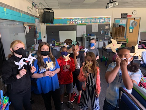 CravingBooks's tweet photo. After Ss at @LowellElementa1 read, The Boy Who Harnessed the Wind, they made pinwheels! #WarrenReads #WarrenWill https://t.co/ypqku6tLHC