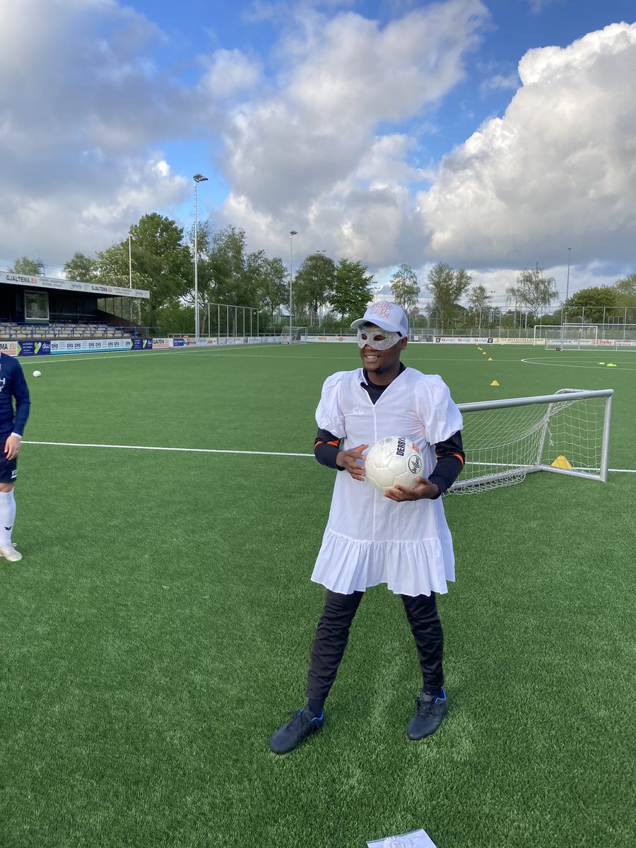 Zaterdag stapt Ruendel Martina in het huwelijksbootje. Vanavond dus zijn ‘vrijgezellen-training’. In passend tenue...