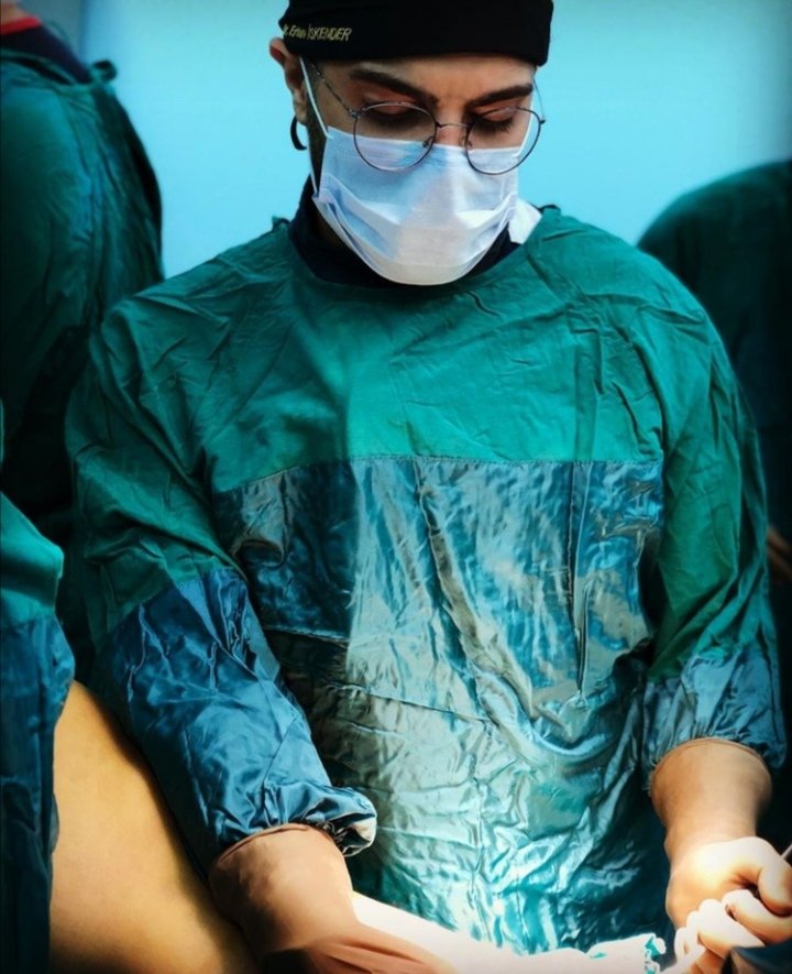 DrSarperSaglam's tweet photo. Ankara eğitim ve araştırma hastanesi ortopedi asistanı Dr. Ertan İskender, poliklinikte bir hasta tarafından elinden ve belinden bıçaklanmıştır. Elindeki kesi ciddi olup ameliyatı halen devam etmektedir. İnşallah cerrahlık hayatı bitmez. Acil şifa dilerim. #SağlıktaSiddeteHayır https://t.co/vN04fmZ27I