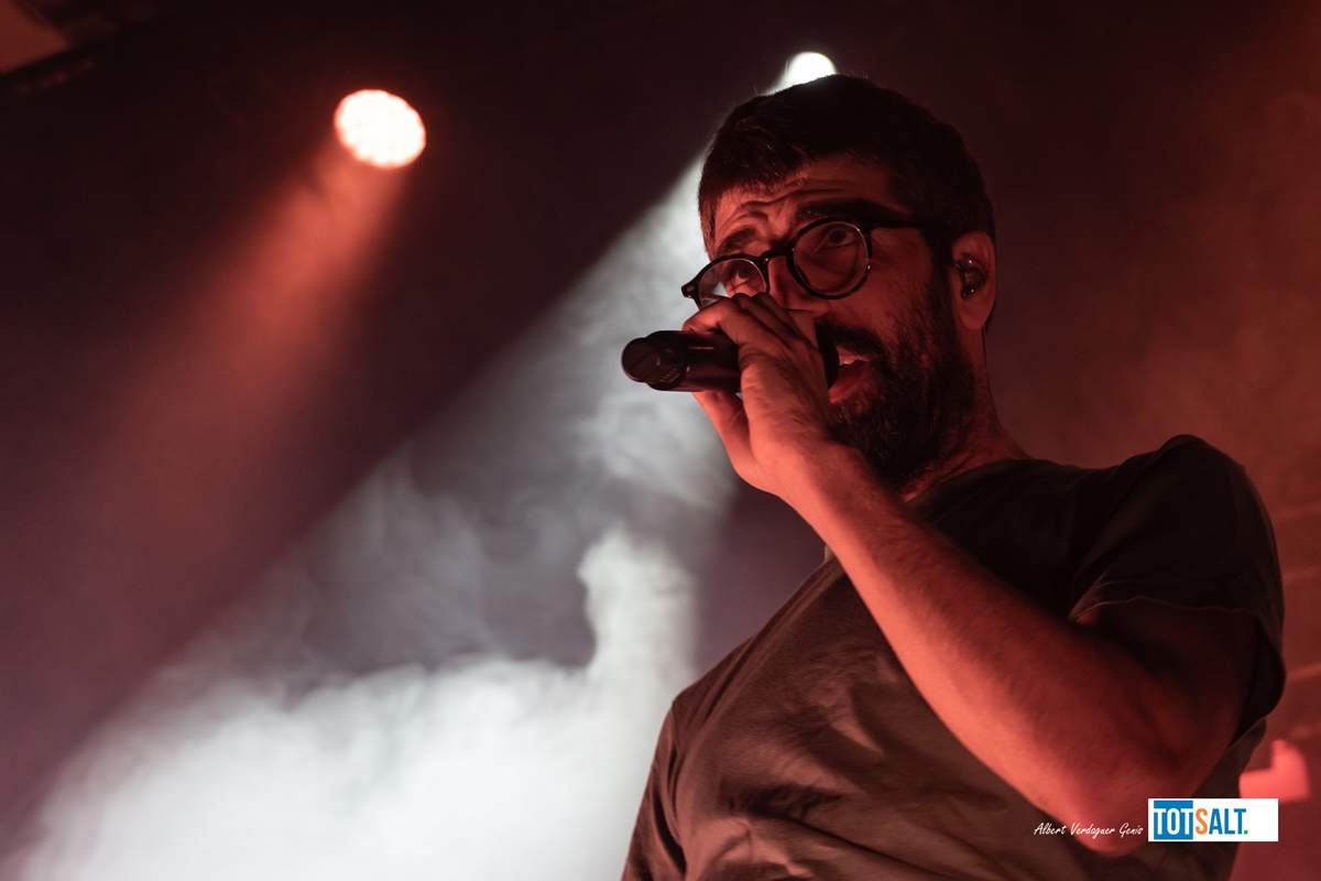 TotSalt's tweet photo. Imatges del Concert de Manel Sense Distàncies https://t.co/7YutSoG2F3 #Salt #ObrirGirona #SenseDistancies @la_mirona @GrupManel https://t.co/ydPDpemvxx