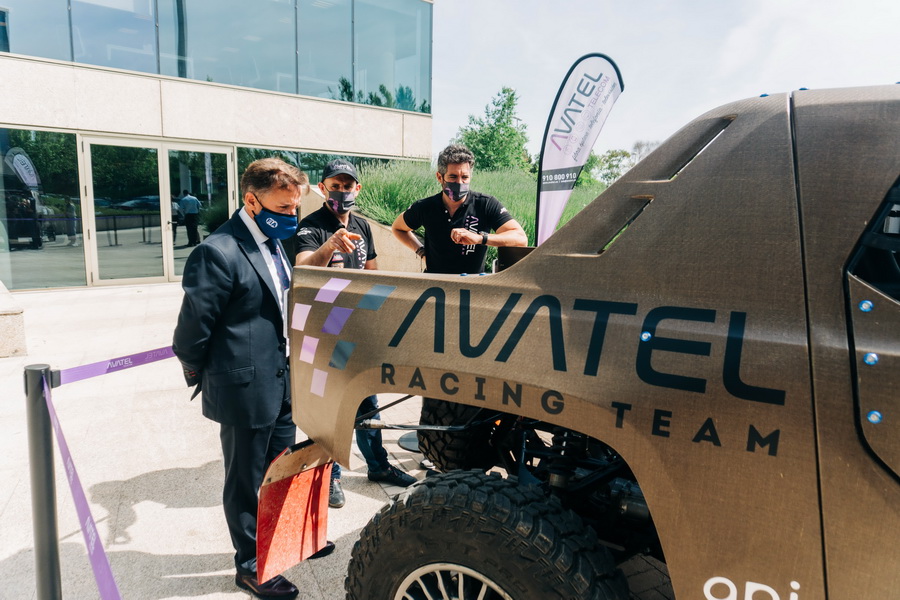 AUTOhebdoSPORT (@autohebdosport) on Twitter photo Presentado el primer coche eléctrico del <a href="/CampeonatoTT/">#CERTT</a> Diseñado y construido por <a href="/Arieljaton/">Ariel Jaton</a> y Edu Blanco (sus pilotos) cuenta con el patrocinio de <a href="/AvatelTelecom/">Avatel</a> y el respaldo de <a href="/RFEdeA/">Real Federación Española de Automovilismo</a> y el <a href="/deportegob/">CSD</a> Muy interesante. Vemos a <a href="/ManuelAvino/">Manuel Aviñó</a> curioseando el "aparato", que es 4x4 Presentado el primer coche eléctrico del <a href="/CampeonatoTT/">#CERTT</a> Diseñado y construido por <a href="/Arieljaton/">Ariel Jaton</a> y Edu Blanco (sus pilotos) cuenta con el patrocinio de <a href="/AvatelTelecom/">Avatel</a> y el respaldo de <a href="/RFEdeA/">Real Federación Española de Automovilismo</a> y el <a href="/deportegob/">CSD</a> Muy interesante. Vemos a <a href="/ManuelAvino/">Manuel Aviñó</a> curioseando el "aparato", que es 4x4