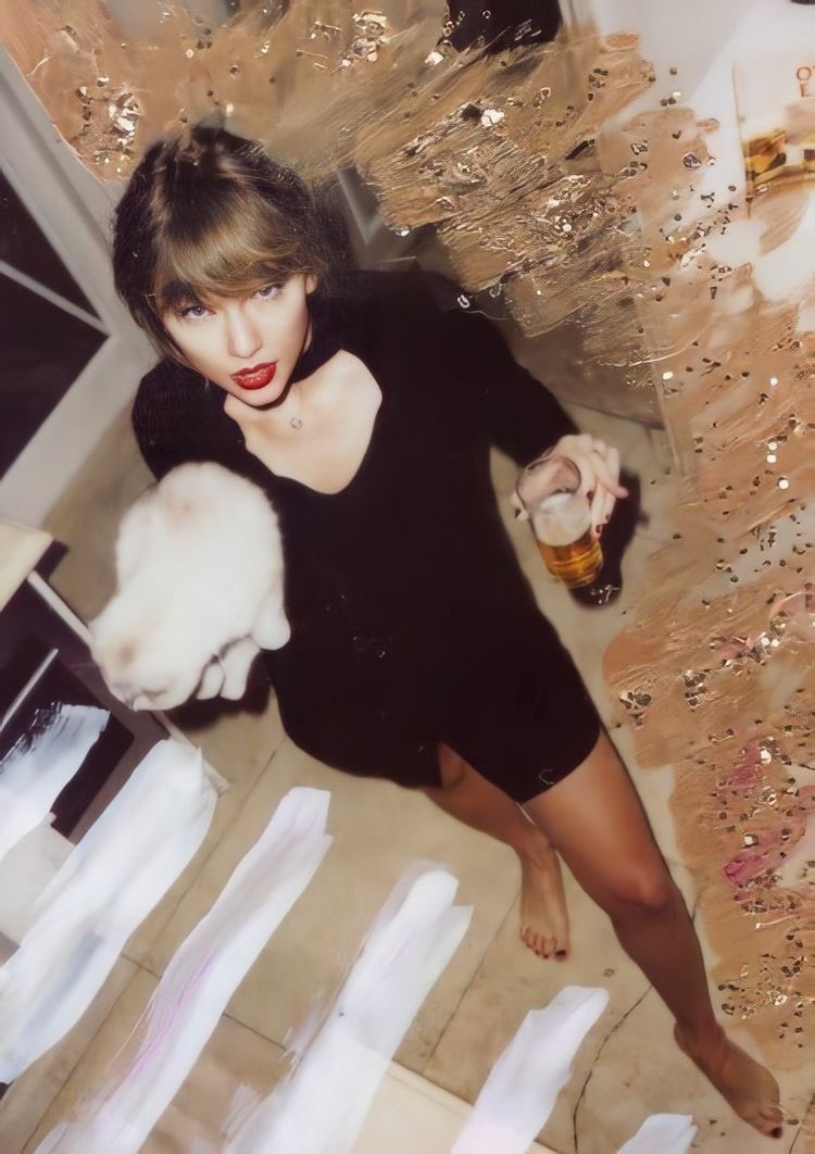 LaPuercaylor's tweet photo. 📲| Shakira acaba de comenzar a seguir a Taylor Swift en Twitter!!! 

-Reinas 💕

Via; The Swift Society https://t.co/cYdjqvnKsd