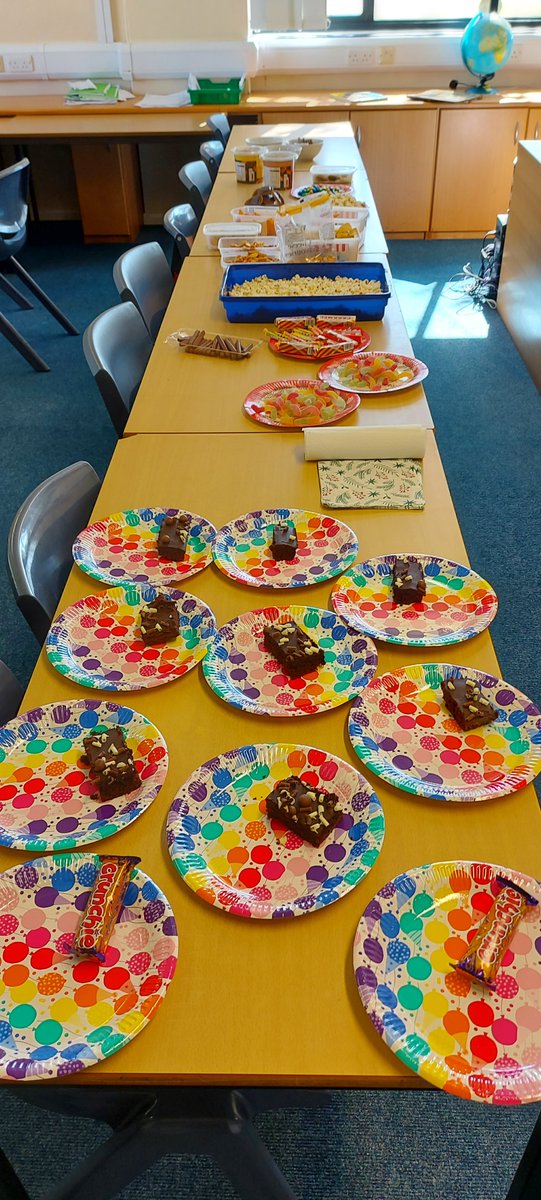 ShebbearCollege's tweet photo. Our GCSE Geographers had their last lesson with Mrs Douglas (who is leaving after half term) today😭, and had a little party to say goodbye!
#GCSEGeography #Year11 #TeaParty #ShebbearCompassion https://t.co/LqVnTWXaLf
