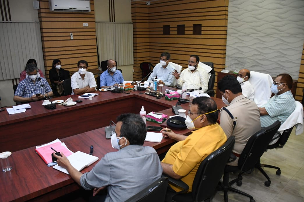 keshab_mahanta's tweet photo. Held a meeting with Jorhat MLA Hitendra Nath Goswami, DC, Addl DC, COs in Circuit House, #Jorhat. The Dist. has 8 cont. zones wherein 1,225 people are in home isolation. All their essentials are taken care of &amp; periodic health enquiries made over phone. 
@himantabiswa @nhm_assam https://t.co/iOmVbAJmKz