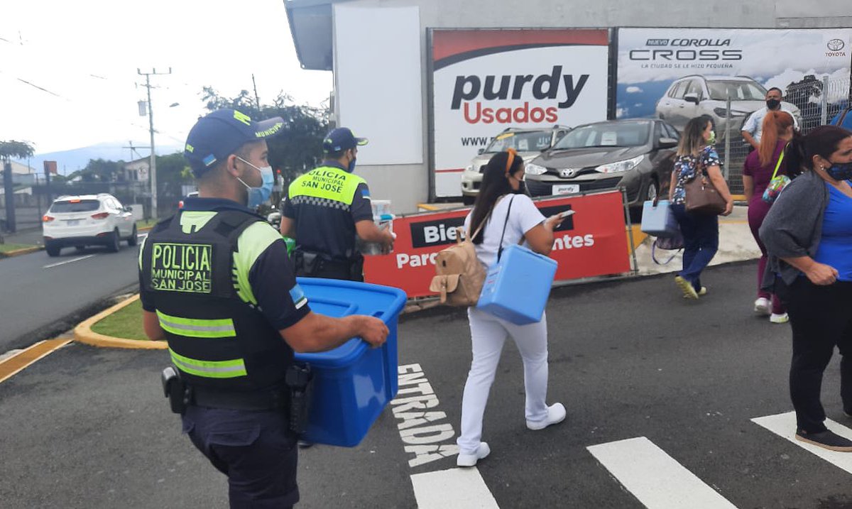 msolartiz's tweet photo. Un equipo de policías municipales de San José, está a las órdenes de la Clínica Clorito Picado para que se ayuden las tareas de vacunación que desarrollan. Hoy y mañana, en #PurdyMotor Paseo Colón. https://t.co/1mFHU5uBr4