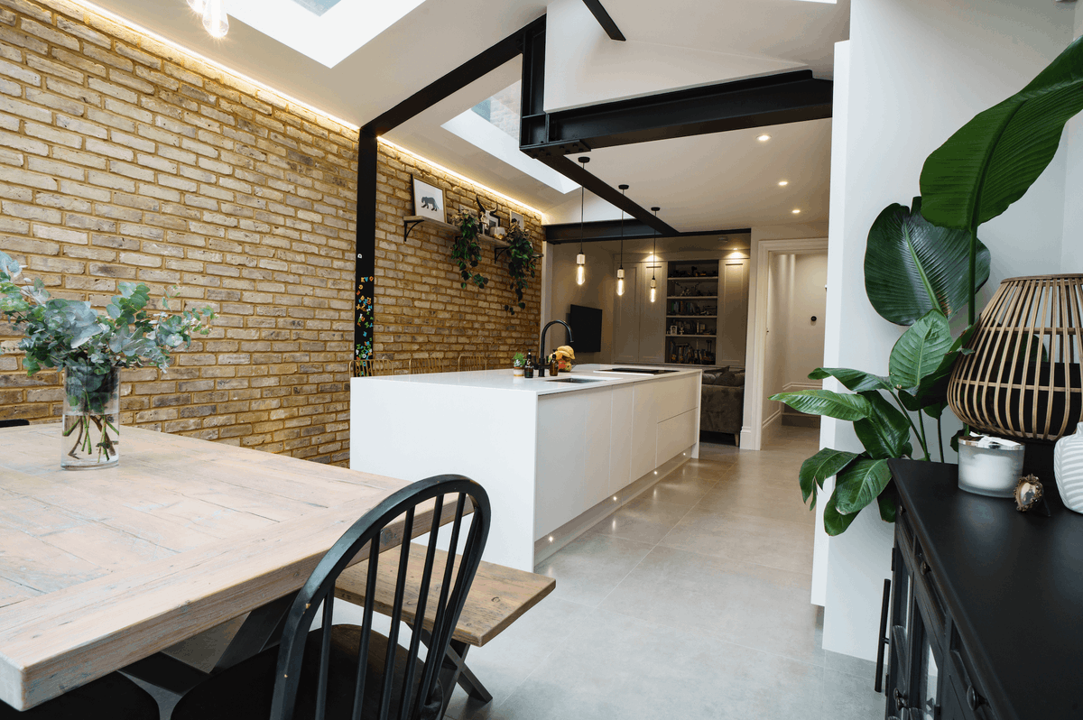 fmbuilders's tweet photo. 😍 Wow, how stunning is our winning project for the Medium Renovation Project award by @RMRHomes at the Southern #MBAwards? The project involved an extension &amp; kitchen &amp; bathroom #renovation. The judges praised the "beautiful joinery", which was handmade by the talented team 👏 https://t.co/reZ5soBQLd