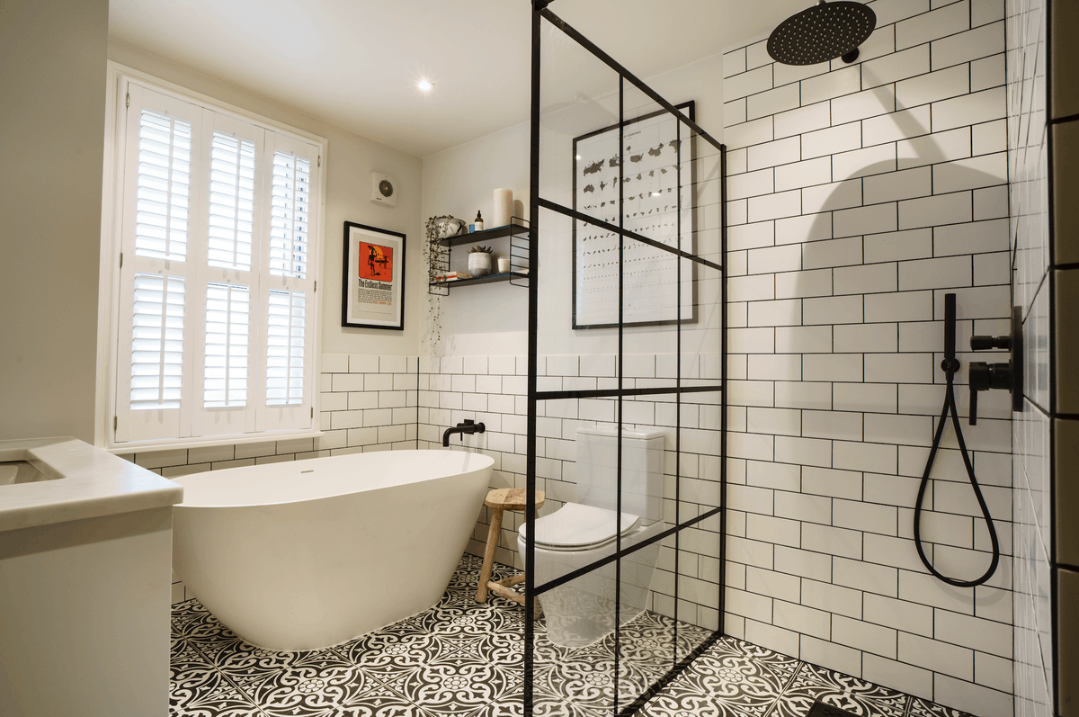 fmbuilders's tweet photo. 😍 Wow, how stunning is our winning project for the Medium Renovation Project award by @RMRHomes at the Southern #MBAwards? The project involved an extension &amp; kitchen &amp; bathroom #renovation. The judges praised the "beautiful joinery", which was handmade by the talented team 👏 https://t.co/reZ5soBQLd