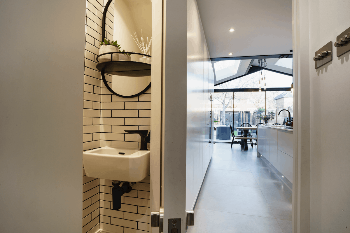 fmbuilders's tweet photo. 😍 Wow, how stunning is our winning project for the Medium Renovation Project award by @RMRHomes at the Southern #MBAwards? The project involved an extension &amp; kitchen &amp; bathroom #renovation. The judges praised the "beautiful joinery", which was handmade by the talented team 👏 https://t.co/reZ5soBQLd
