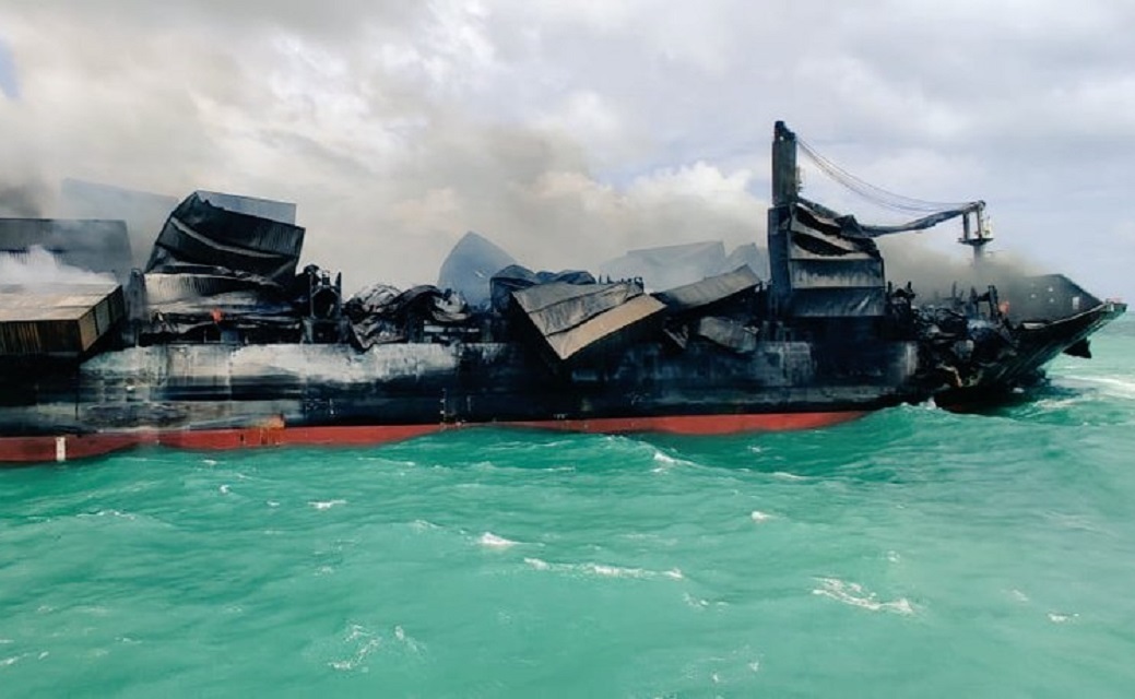 Fire on X-Press Pearl: No oil spill detected #SriLanka #XPressPearl #Maritime READ MORE AT; news.slpa.lk/index.php/2021…