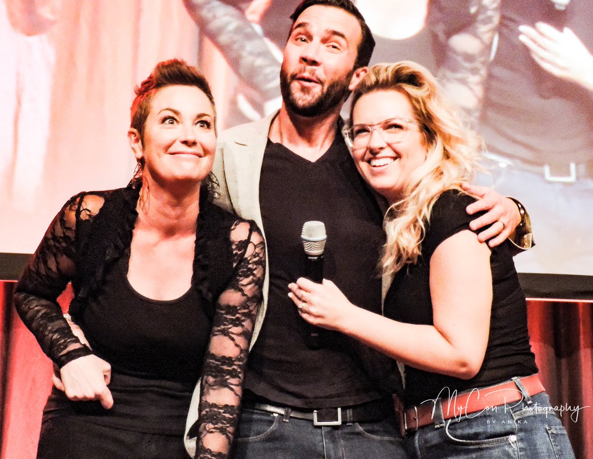 myconphoto's tweet photo. Gosh I miss these days ... that was at my first con ever. This bunch made quite an impression. 😂🥰
#PurCon3 https://t.co/cgDhFgwi16