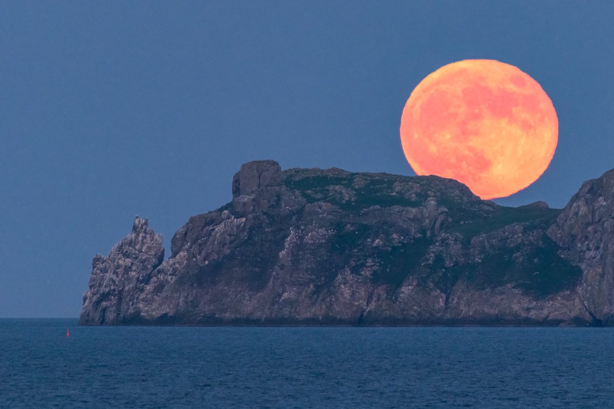 Super moon rising over Ireland's Eye, taken from High Rock in Malahide by David Behan Stunning photos!