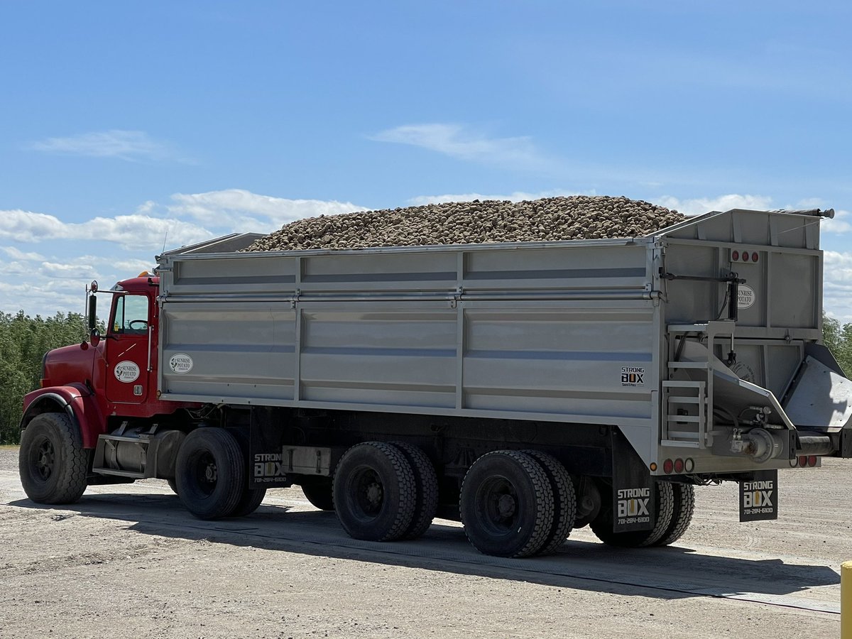 NickPloeg's tweet image. Still planting. I do have to say the seed has kept VERY nice this year. All the seed lots were fantastic quality. Usually we would have one lot that things don’t workout well. 🙏