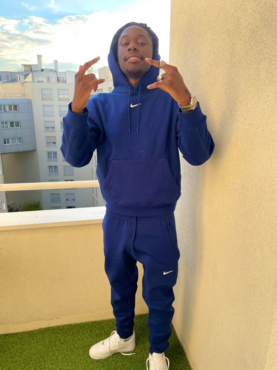 Tiakola_Meloo's tweet photo. Plus ça rapporte 🐍🔵 https://t.co/6iRJOShy1N