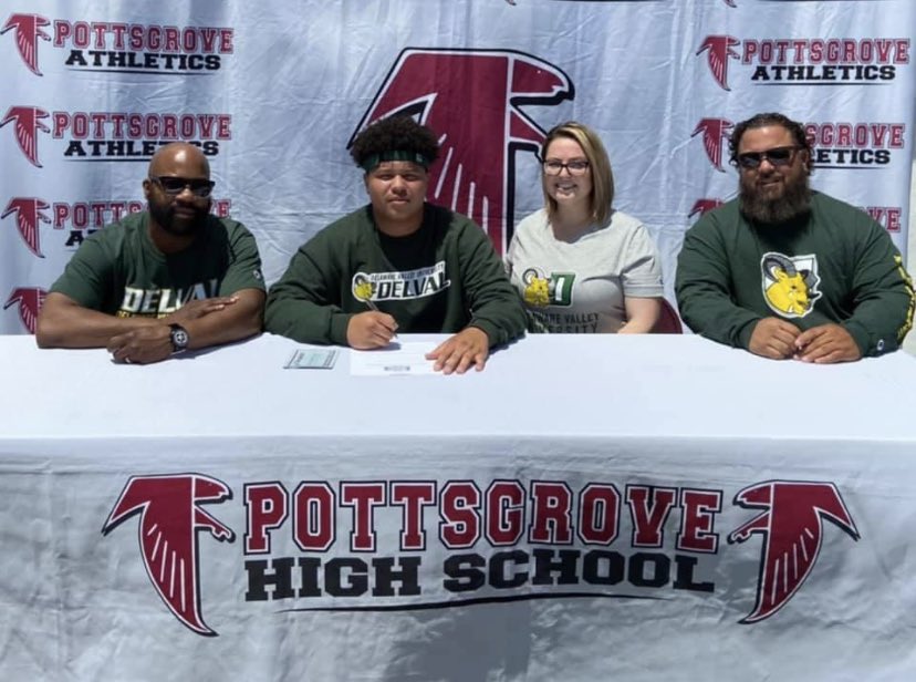 TSouless's tweet photo. Commitment Day! So proud of you! It’s just the beginning to a great future! Love ya kid! ❤️🙏🏾❤️ @Manny62Allen #aggienation #delval https://t.co/KwPWbdkatS
