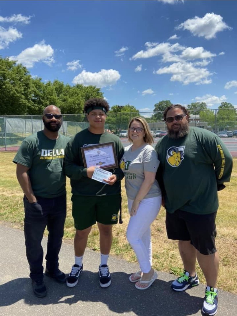 TSouless's tweet photo. Commitment Day! So proud of you! It’s just the beginning to a great future! Love ya kid! ❤️🙏🏾❤️ @Manny62Allen #aggienation #delval https://t.co/KwPWbdkatS