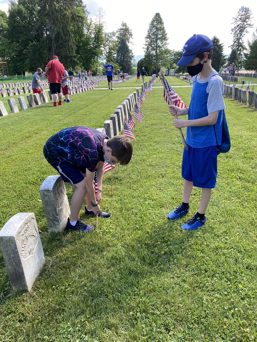 jestaylor_fifth's tweet photo. This morning Sharpsburg 5th grade was honored to place 5,000 flags for Memorial Day at the National Cemetery. I am so proud of our 5th graders. @KeithAllshouse @woodje_5th https://t.co/xQdN7g3bGu