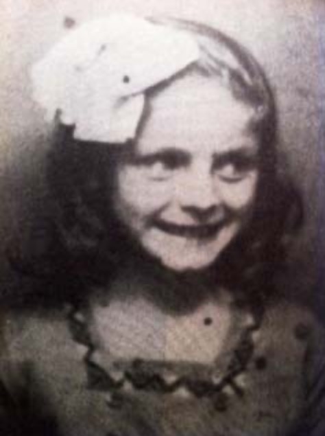 28 May 1933 | A French Jewish girl, Simone Kastenbaum, was born in Paris.

She arrived at #Auschwitz on 31 August 1942 in a transport from Drancy. After the selection she was murdered in a gas chamber.
