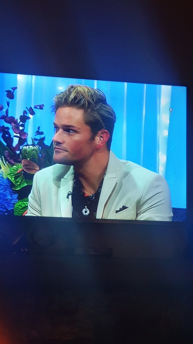 #TheBacheloretteSA anyone else concerned about how red his ear is? 🤷🏻‍♀️🏨