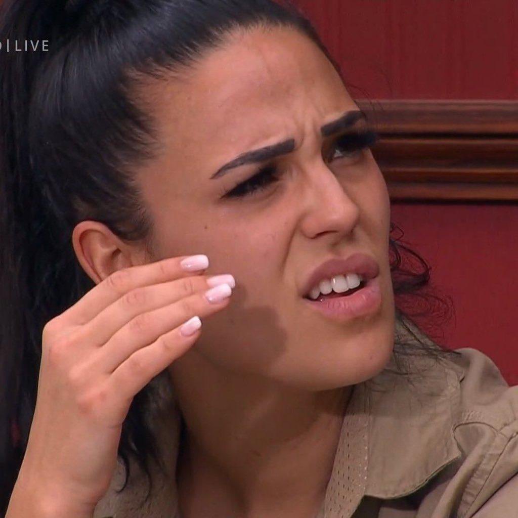 trashska's tweet photo. Bleibt Heidi jetzt dort an der Decke hängen? #GNTM https://t.co/9Rnu7GEXWM
