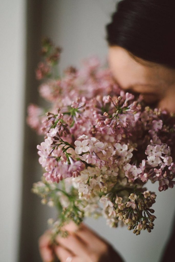 <a href="/Ep5mY/">مستبدة بفكاري</a> دائما لحروفك تشتاق الكلمات والمكان
فهي تجيد عزف أعذب وارق الالحان
تتمايل على لحنها حروفي فوق الاغصان
وترقص طرباً وفرحاً لمعانقتها حرفكِ الرنان
فشكرا لكِ سيدتي على هذا المرور الفتان
كوني بالقرب دوما على مر الازمان
ودمتي كما تحبين وأكثر 
لروحك جنائن ورد