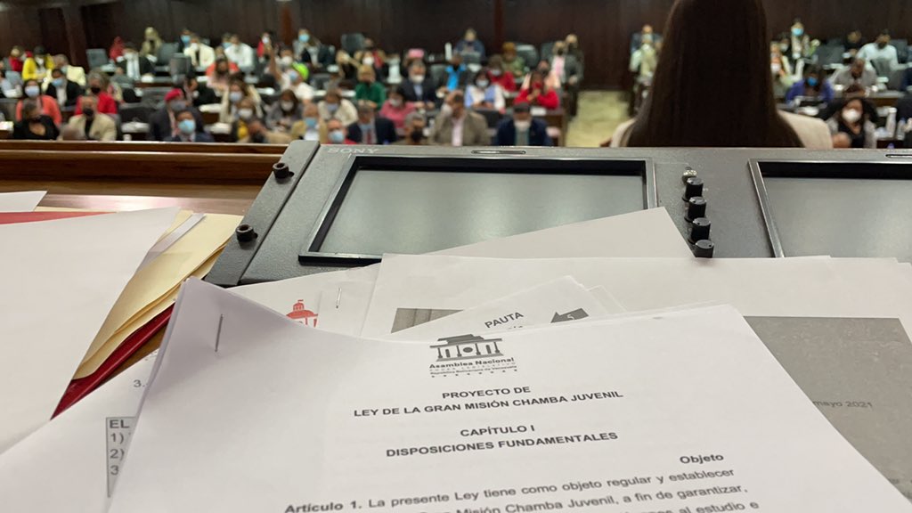 Esta Asamblea Nacional, luego de consultar al pueblo joven de Venezuela, más de 2500 actividades de discusión y armonización, acaba de sancionar La ley de la Gran Misión de Chamba Juvenil. Protección integral para nuestras y nuestros jóvenes. Generación de Oro, los bautizó Chávez
