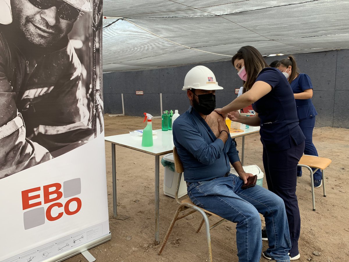 CChCAntofagasta's tweet photo. 🔴El trabajo conjunto con la @SeremiSalud2 y @MintrabAntofag permitió vacunar 💉 a 150 trabajadores del proyecto Ascotán de constructora Ebco 🏗. Porque contra el Covid-19 #YoMeCuido #YoMeVacuno @CamaraCChC https://t.co/dcNEsmhIPN