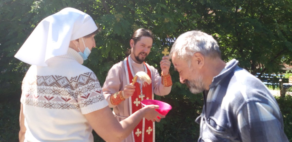 tpvt63's tweet photo. Сегодня в пансионате прошел Водосвятный молебен и Крестный ход. Надеемся, что с духовной защитой и благодатью вера наших подопечных будет укрепляться. Разобраться в духовных сомнениях помог отец Дмитрий тем, у кого накопились вопросы. Слава Богу за все!😊 https://t.co/QzOAmBE1VN