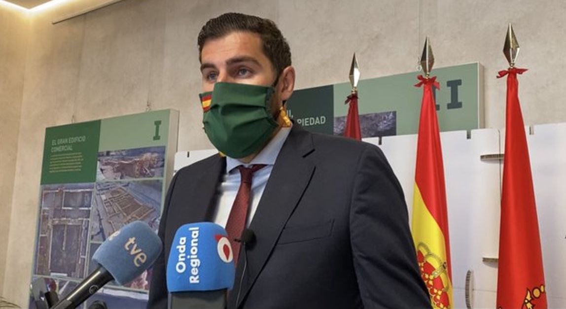 elaulatoday's tweet photo. ‼️ Vox propone que los listenings de la asignatura de Inglés sean en español https://t.co/gFD4Okx1IF