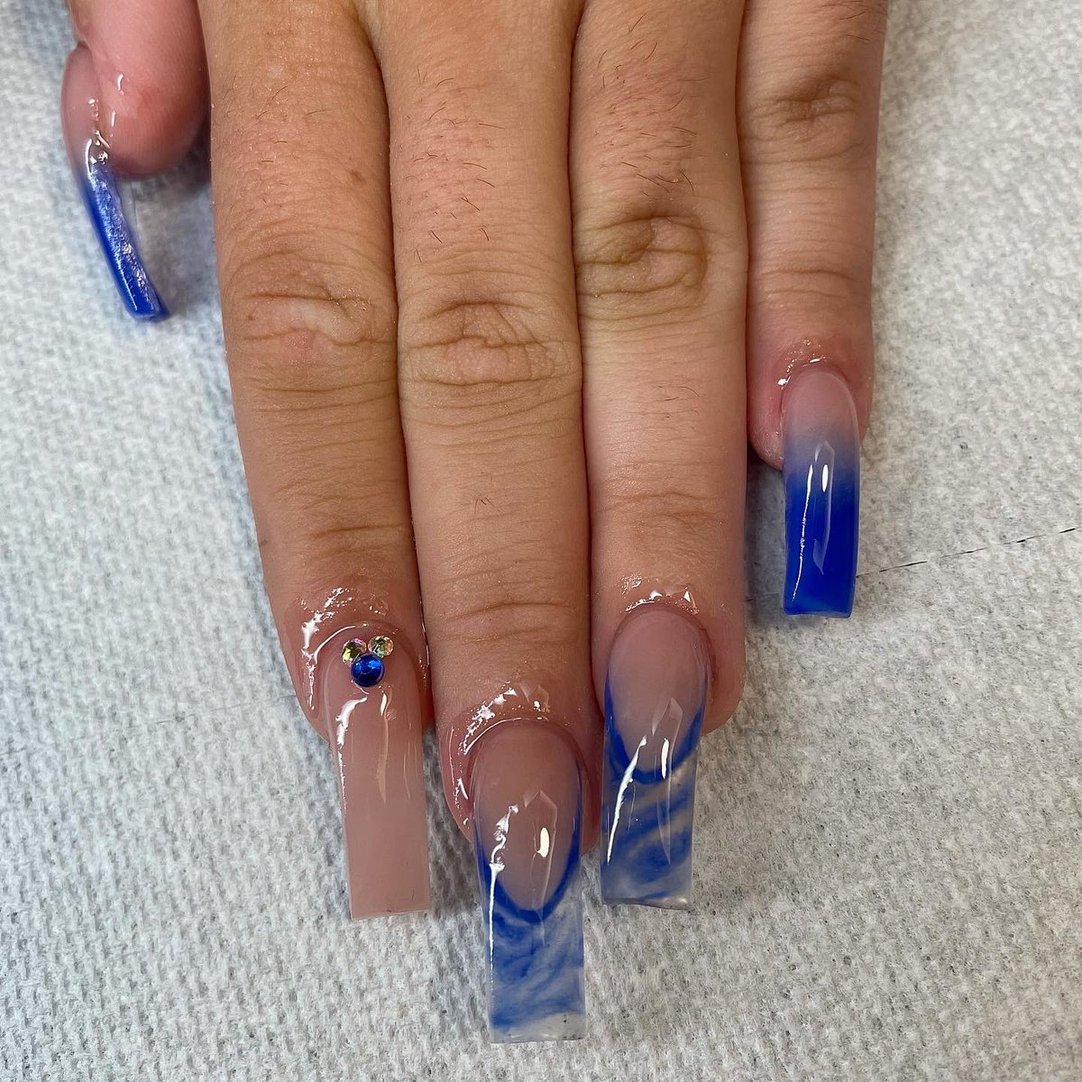 jd_nails's tweet photo. such a cute freestyle, it’s the marble french for me ☺️ (and they glow)
#freestyleset #royalbluenails #ombrenails #frenchtips #marblenails #nudenails #glowinthedarknails #squarenails #mediumnails #acrylicnails #acrylics #bluenails #cuteset #nailtech #capenailtech #fmnailtech https://t.co/QjO2ZxGBon