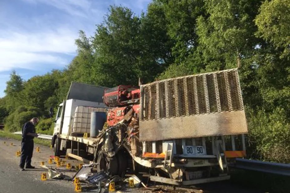 carconducteur's tweet photo. 🎴 #Alerte #Accident #Autocar #Transport #Mobilité #Voyages
🔴 Un #Blablacar #Blablabus #Ouibus s'encastre dans un #camion, arrêté en panne sur la bande d'arrêt d'#urgence, sur l'#A62 au sud de #Marmande dans le Lot-et-Garonne, 13 personnes #blessées 😱
⏩ https://t.co/owdw07sjFM https://t.co/41TLDgbQwY