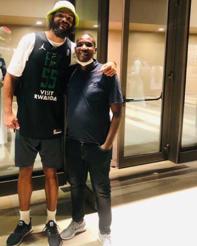imfuraluc01's tweet photo. @david_bayingana ngwino undebere!!
Uyu mu Boss @jadocastar mba mubwira agure Phone 📱 nzima yaranze😂😂😂!!
Amahirwe y’imbonekarimwe yo guhura na @JoakimNoah none ndebera umuzigo akuyeyo!! 🥺
Gusa na #FlexGym ku Kicukiro mbonye hagukeneye Pe😂😂
Nayamanitse 🙌
@bbfmumwezi https://t.co/9jKSufJgRe
