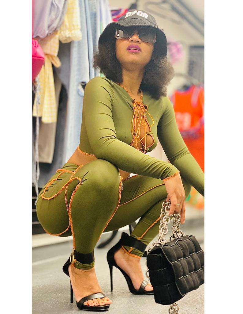 effiemarcy's tweet photo. Hello tout le monde
#Effiemarcy et #bymoda 
Pour un style impeccable 🙈😍🥰😘
Le lien de mon son #personne est disponible ici
https://t.co/ThCI7YhzPr https://t.co/gVzTZn00Qi