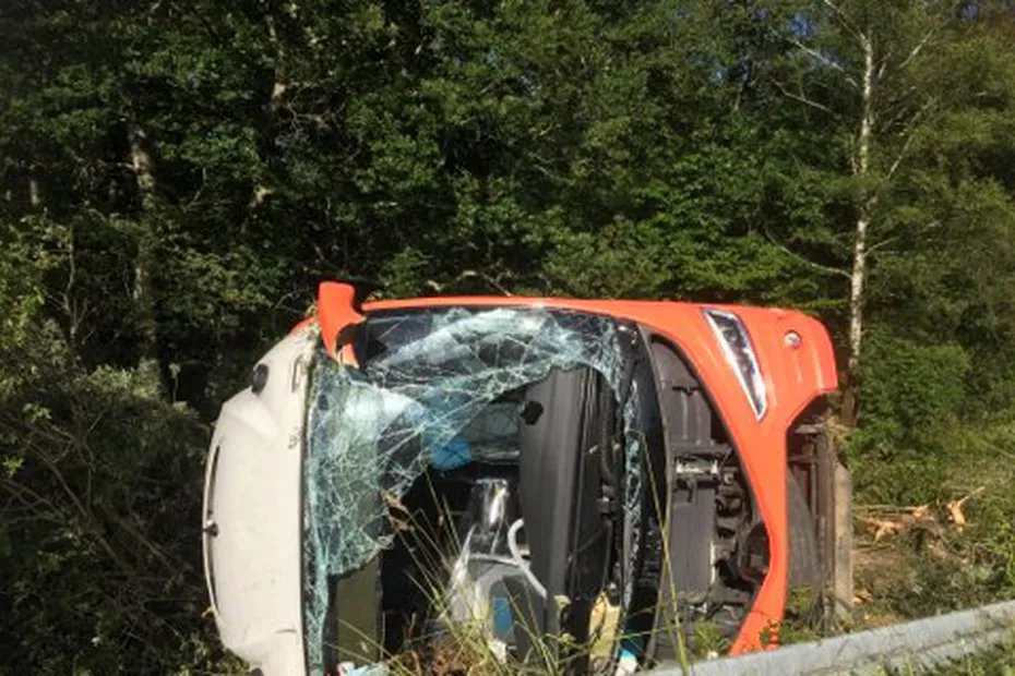 carconducteur's tweet photo. 🎴 #Alerte #Accident #Autocar #Transport #Mobilité #Voyages
🔴 Un #Blablacar #Blablabus #Ouibus s'encastre dans un #camion, arrêté en panne sur la bande d'arrêt d'#urgence, sur l'#A62 au sud de #Marmande dans le Lot-et-Garonne, 13 personnes #blessées 😱
⏩ https://t.co/owdw07sjFM https://t.co/41TLDgbQwY