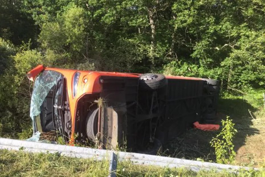 carconducteur's tweet photo. 🎴 #Alerte #Accident #Autocar #Transport #Mobilité #Voyages
🔴 Un #Blablacar #Blablabus #Ouibus s'encastre dans un #camion, arrêté en panne sur la bande d'arrêt d'#urgence, sur l'#A62 au sud de #Marmande dans le Lot-et-Garonne, 13 personnes #blessées 😱
⏩ https://t.co/owdw07sjFM https://t.co/41TLDgbQwY