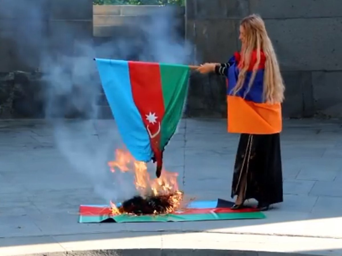 Армения азеры. Азербайджанки сожгли флаг Армении. Горящий флаг Азербайджана. Азербайджанцы флаг. Армяне сжигают флаг Азербайджана.